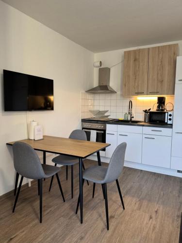 a kitchen with a wooden table and chairs in a room at Monteurhaus in Bad Rothenfelde in Bad Rothenfelde
