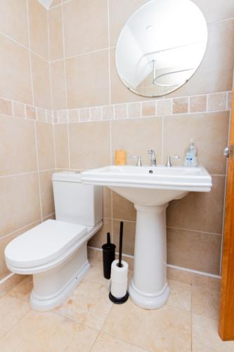 Koupelna v ubytování Charming Getaway - 3BR Home in the Heart of Chester