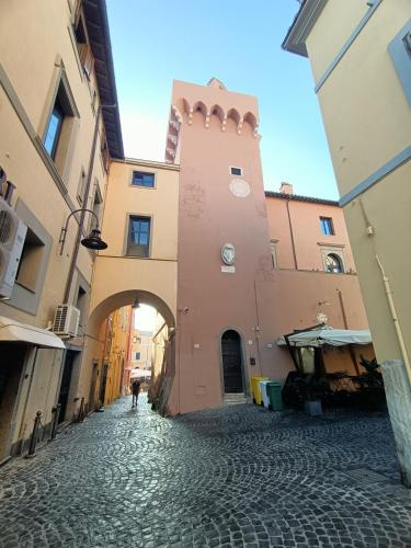 an alley with an archway in a building at Casetta Amati in Nettuno