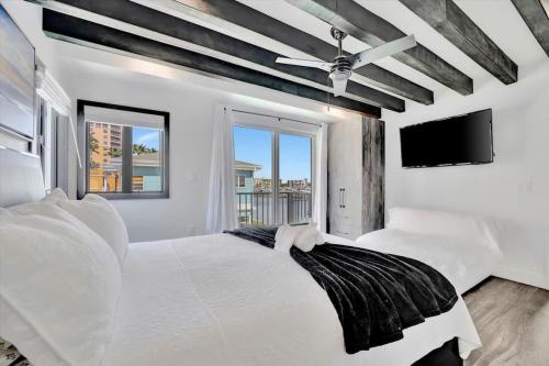 Voodi või voodid majutusasutuse The Aura a Luxury Waterview Condo & heated pool toas