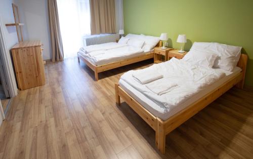 Postel nebo postele na pokoji v ubytování Csömöri Vendégház