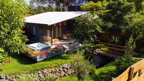 a small house with a hot tub in the yard at Tierra Mistú in Ginebra