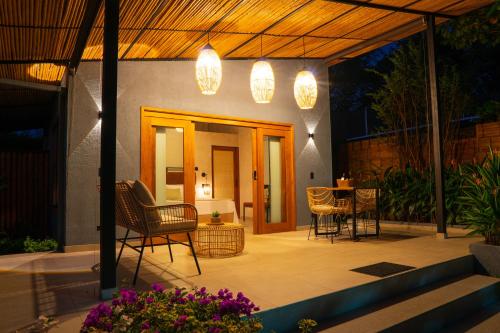 a patio with chairs and a table and lights at Tierra Mistú in Ginebra