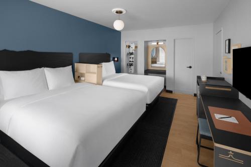 Postel nebo postele na pokoji v ubytování evo Hotel Tahoe City