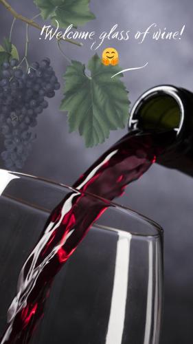 a bottle of wine pouring into a glass of wine at Nel's Casa Hostel A 15 minutos de Aeropuerto Ezeiza in Monte Grande