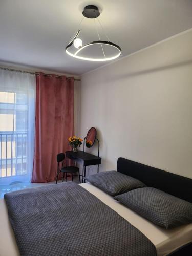 Ένα ή περισσότερα κρεβάτια σε δωμάτιο στο Cukierkowy Apartament
