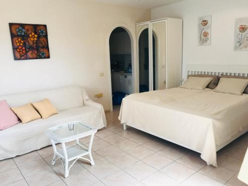 un dormitorio con dos camas y un sofá en Atlantic sunset studio, en Costa del Silencio