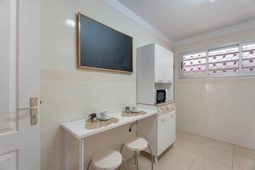 a kitchen with a sink and a tv on the wall at Apartamento Erma Candelaria in Candelaria
