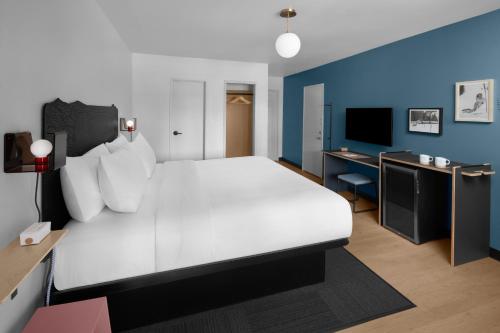 Postel nebo postele na pokoji v ubytování evo Hotel Tahoe City