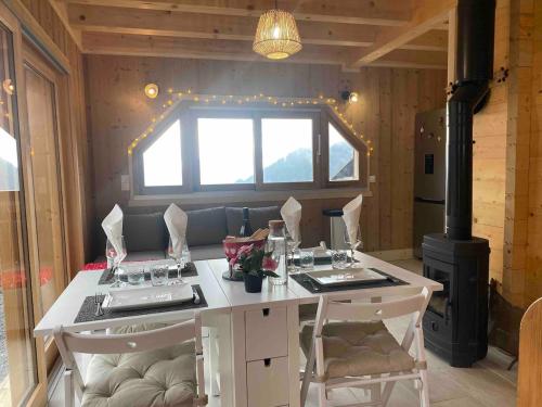 cocina con mesa y fogones en una habitación en La Dolce Vita Chalet, en Le Bouchet-Mont Charvin