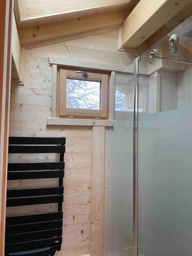 une petite maison avec une fenêtre sur le mur dans l'établissement La Dolce Vita Chalet, à Le Bouchet-Mont Charvin