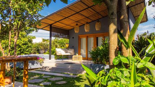 a house with a wooden roof and a patio at Tierra Mistú in Ginebra