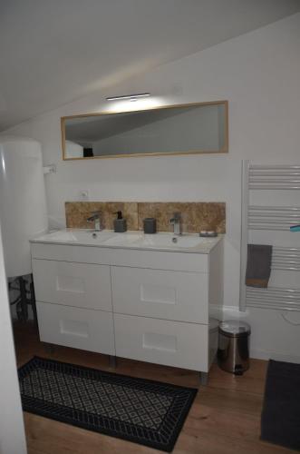 une salle de bain avec un lavabo blanc et un miroir dans l'établissement Maison en coeur de ville, à LʼIsle-sur-la-Sorgue