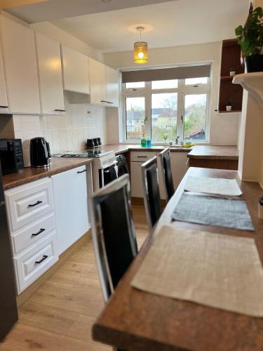 Η κουζίνα ή μικρή κουζίνα στο Hospital Convenience - 3 bed house, driveway parking, high speed wifi