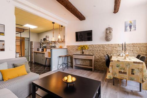 un salon avec un canapé et une table dans l'établissement Apparemment charmant au cœur du Suquet, à Cannes