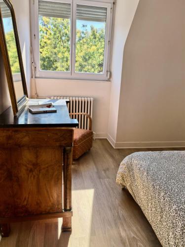 Ένα ή περισσότερα κρεβάτια σε δωμάτιο στο La Triolette, maison chaleureuse, indépendante et refaite à neuf dans le Vieux Coutainville, tourisme ou télétravail