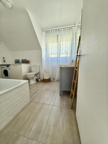 Ένα μπάνιο στο La Triolette, maison chaleureuse, indépendante et refaite à neuf dans le Vieux Coutainville, tourisme ou télétravail