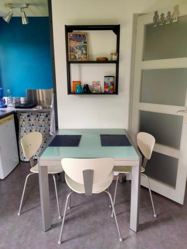 une salle à manger avec une table et des chaises dans l'établissement Très beau studio meublé à louer, à Murat