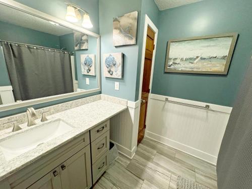 een badkamer met een wastafel en een spiegel bij SN9615- Byrd's Nest in Nags Head