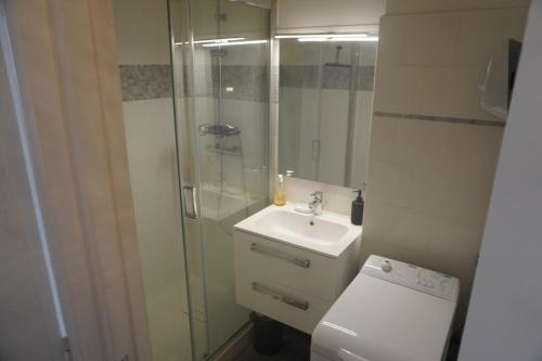 une salle de bain avec une douche, un lavabo et des toilettes dans l'établissement L'Oasis 4 personnes 6 Piscines Terrasse Vue petit Port, au Barcarès