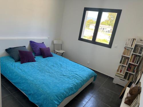 une chambre avec un lit avec des draps bleus et une fenêtre dans l'établissement Villa avec piscine privée Santa Maria Poggio, à Santa-Maria-Poggio