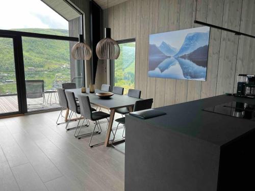 una cucina e una sala da pranzo con tavolo e sedie di The Panoramic Chalet a Stranda