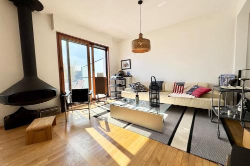 - un salon avec un canapé et une cuisinière dans l'établissement Magnifique maison d’architecte - Plages à pied, à Larmor-Plage