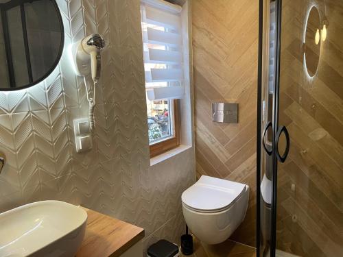 Kúpeľňa v ubytovaní Domek Góralski W Ogrodzie z jacuzzi, basenem i sauną