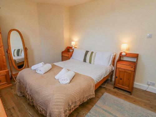 Ένα ή περισσότερα κρεβάτια σε δωμάτιο στο St Marys Cottages No1