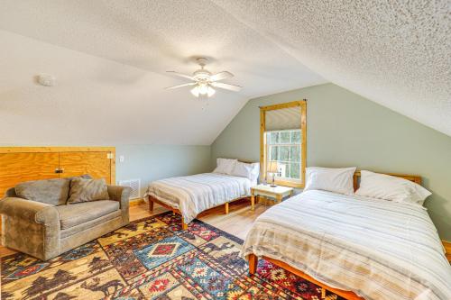une chambre avec deux lits et un canapé dans l'établissement Pet-Friendly Cabin with Hot Tub in North Carolina!, à Stony Fork