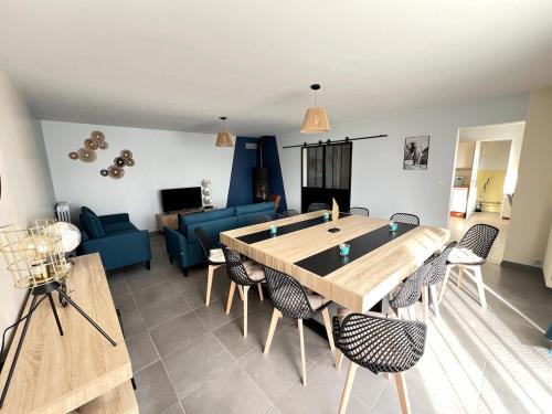 un salon avec une table, des chaises et un canapé dans l'établissement maison familiale 14 personnes, à Les Ponts-de-Cé