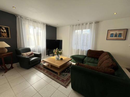 Le Beau Séjour Appartement - Elégant et Spacieux- Proche Aéroport