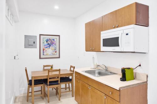 Kuchyň nebo kuchyňský kout v ubytování Miami Designer Apartment Unit 1