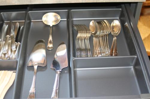 a tray filled with forks and spoons and forks at Auvergne, Chalet cinq étoiles en fuste, 6 personnes avec spa, campagne et chevaux in Saint-Jean-en-Val