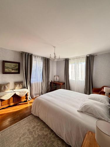 une chambre avec un grand lit blanc et des fenêtres dans l'établissement Lovely apartment in Albertville, à Albertville