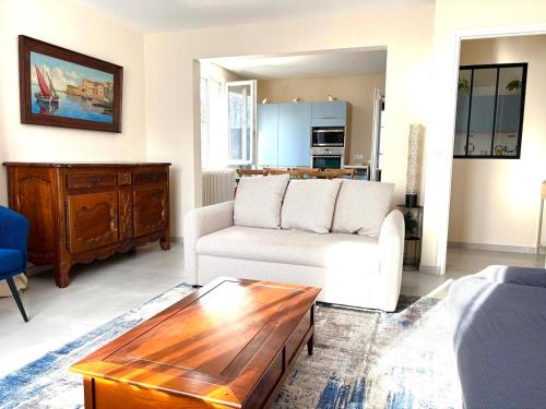 a living room with a white couch and a coffee table at Lovely apartment in Albertville in Albertville