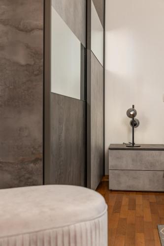 a room with a table and a stool and a mirror at Il Cammino in San Quirico dʼOrcia