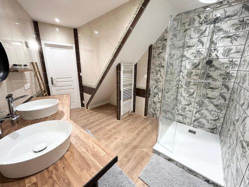 a bathroom with a sink and a shower at Jolie maison familiale 14 personnes in Trélazé