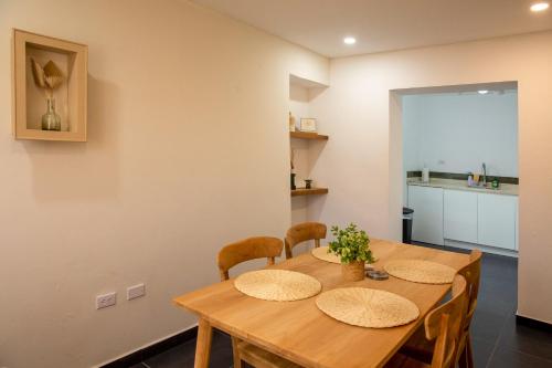 オラニエスタッドにあるParadiso Apartmentsの木製のテーブルと椅子のあるダイニングルーム