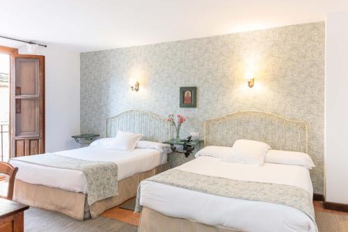 Postel nebo postele na pokoji v ubytování Hotel Puerta de la Luna