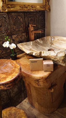 a room with two large wooden tables and a mirror at Casa Antón O Cebreiro in O Cebreiro