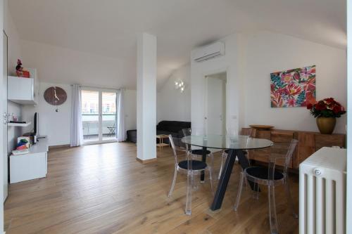 Luminoso Appartamento con Terrazzo