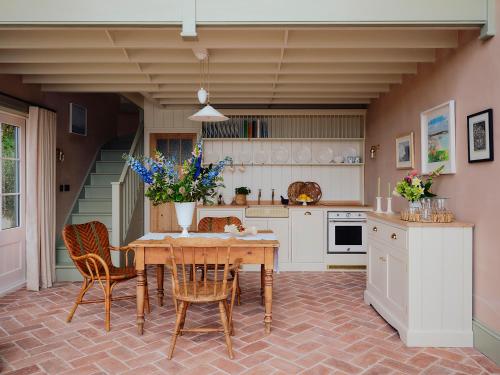 Η κουζίνα ή μικρή κουζίνα στο 1-bed luxury seafront cabin in heart of Newlyn, Mousehole