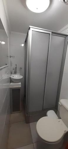 Ванная комната в Hotel Reina Victoria Valparaíso