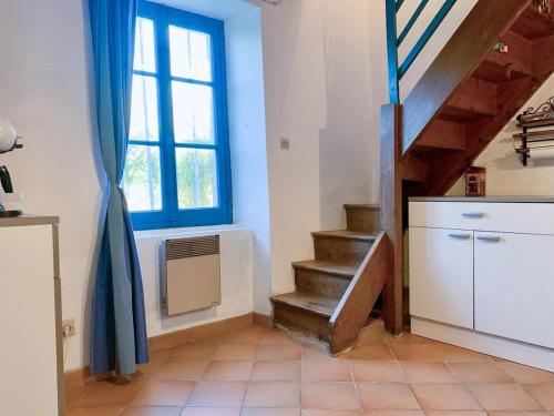 Cette chambre est dotée d'un escalier et d'une fenêtre bleue. dans l'établissement Maison familiale de campagne à 10 min d Utah Beach, à Sainte-Mère-Église