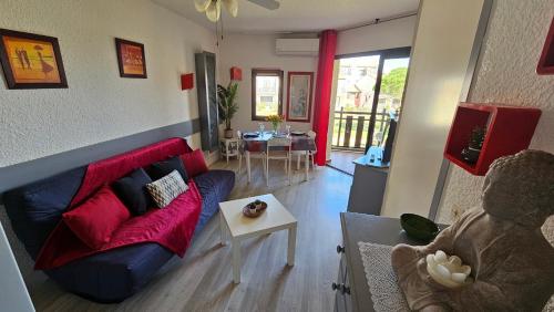 un salon avec un canapé et une table dans l'établissement Séjour détente entre étang et mer à la Couladère, au Barcarès