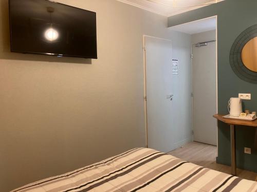 Ένα ή περισσότερα κρεβάτια σε δωμάτιο στο Logis Hôtel du Nord