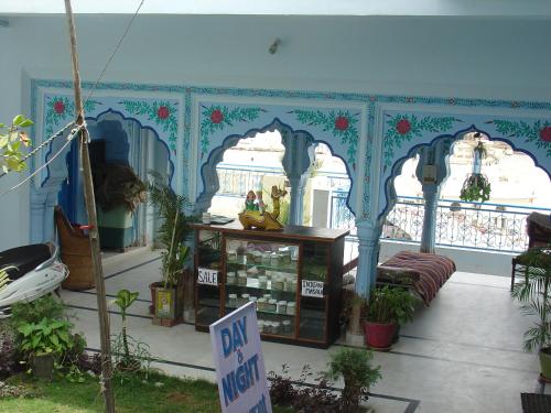 a shop with a sign in the middle of a room at Hotel Bharatpur Palace in Pushkar