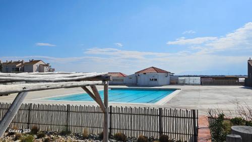 une piscine sur le toit d'une maison dans l'établissement Séjour détente entre étang et mer à la Couladère, au Barcarès