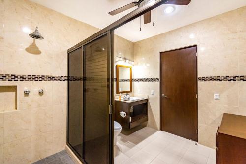 ein Badezimmer mit Dusche, Toilette und Waschbecken in der Unterkunft Mario's house 2 beautiful rooftop pool in Cozumel